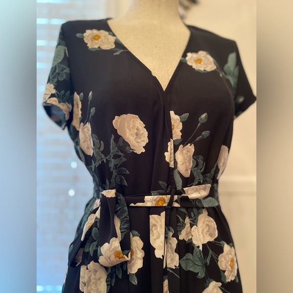 VICI Yasmin Floral V-Neck Maxi Dress - Picture 5 of 9